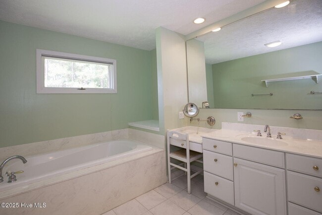 Building Photo - 1205 Greenbriar Dr
