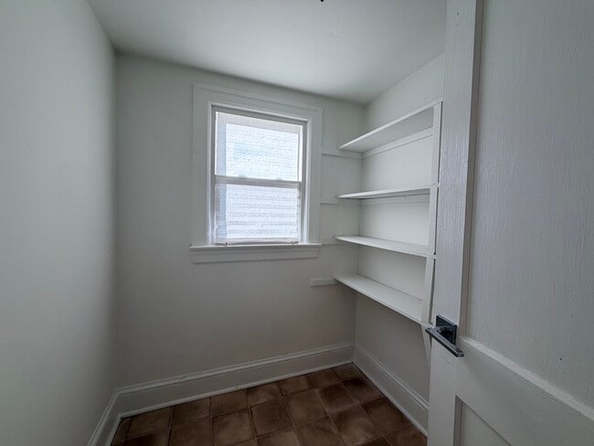 Building Photo - 104 Sycamore St