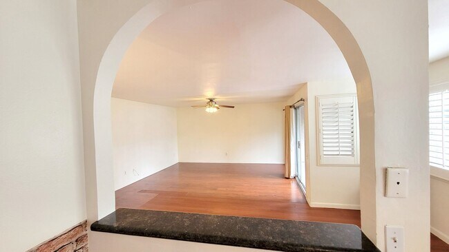 Building Photo - 3 bd/2 ba Townhouse close to USD.