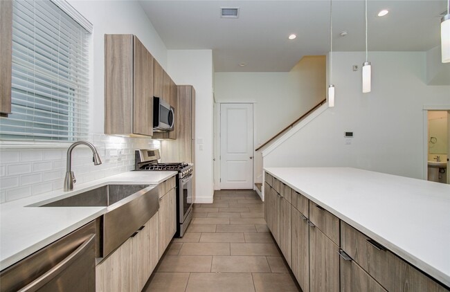 Building Photo - 556 Janisch Rd