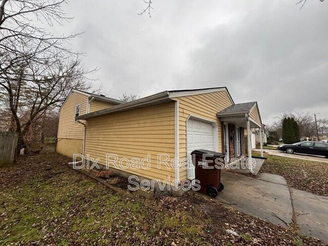 Building Photo - 3701 Greenview Dr