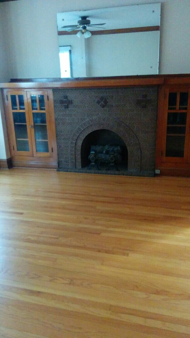 Building Photo - 5848 N Moody Ave