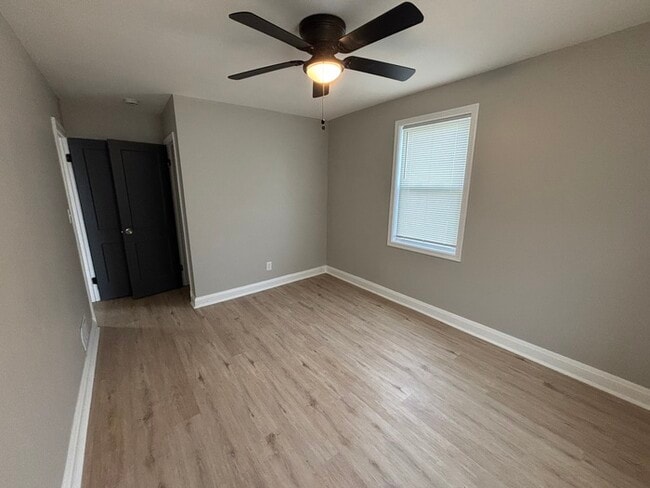 Building Photo - 3 bedroom townhome 21213