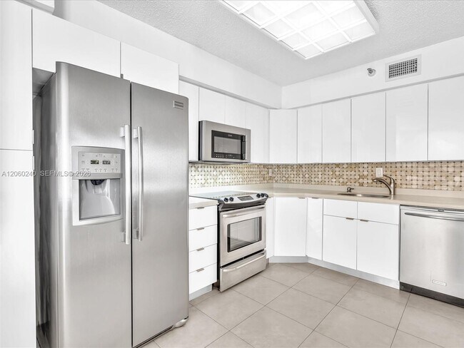 Building Photo - 3530 Mystic Pointe Dr