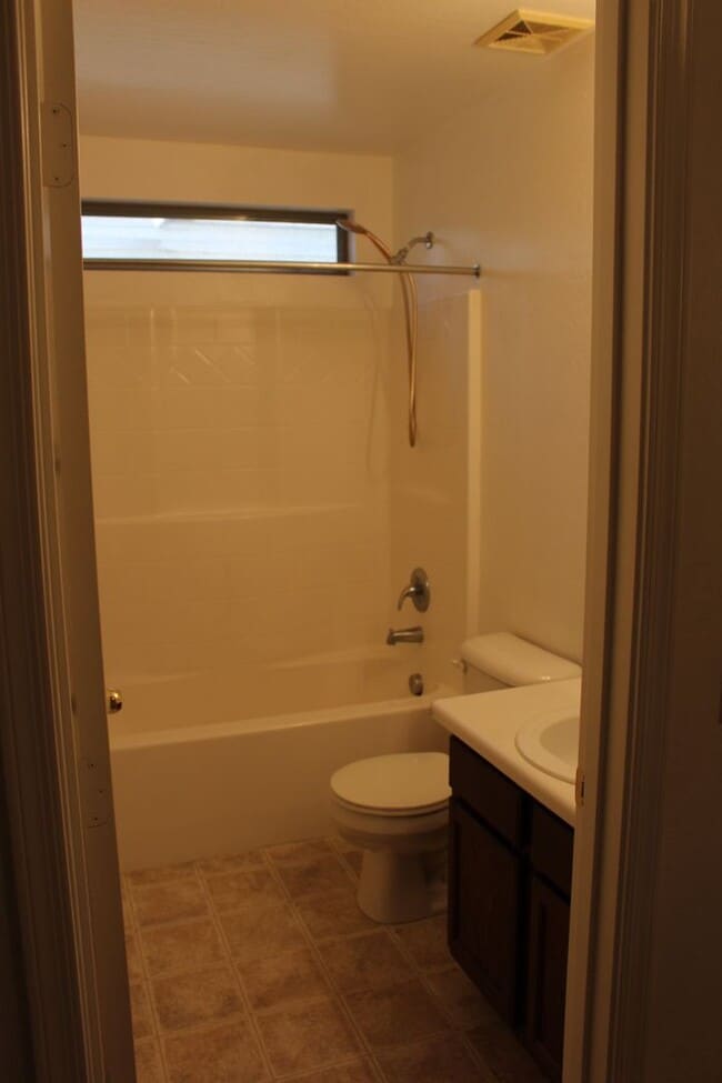 Building Photo - 4 bed 2.5 bath Magic Ranch Home
