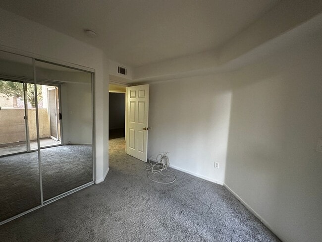Building Photo - Henderson First Floor Condo - In Gated Community With Pool.
