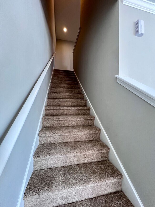 Building Photo - 3 bed/2.5 bath at end unit townhome in Berkeley Walk at Savannah Quarters with garage