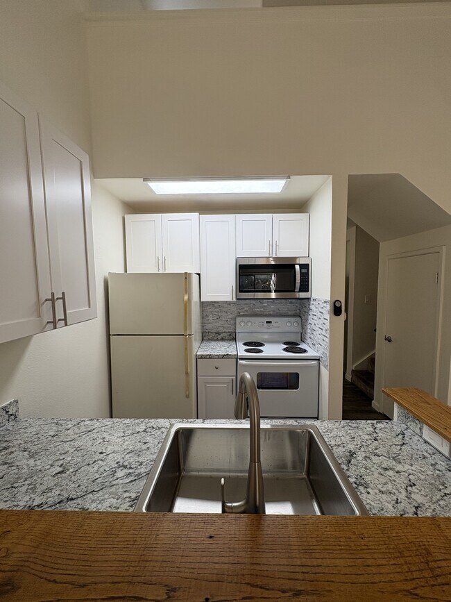 Building Photo - 228 Courtyards E