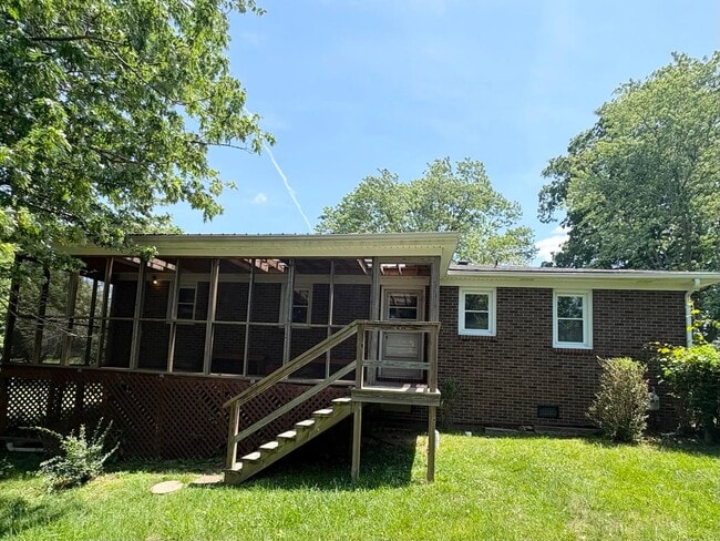 Building Photo - Clean Cozy Home!