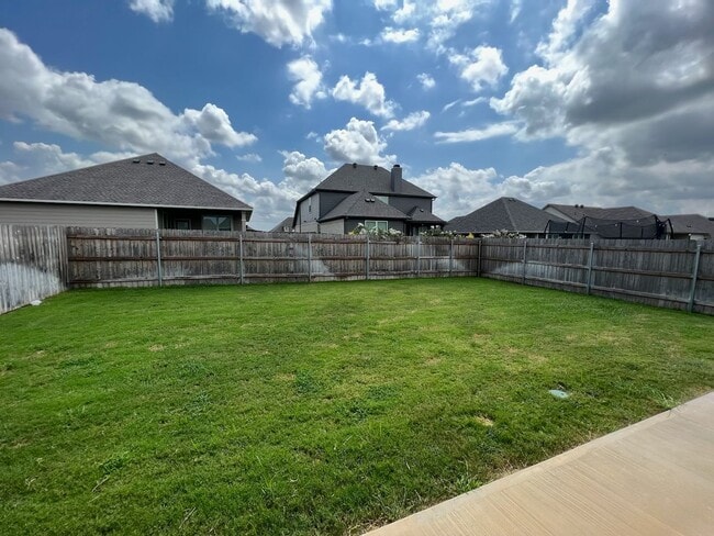 Building Photo - AVAILABLE NOW - Beautiful Temple Home