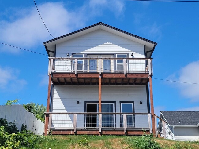 Building Photo - Remodeled, bright and spacious 3 bed close to ferries and base