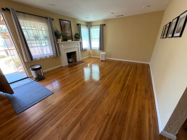 Building Photo - 2069 Horne St