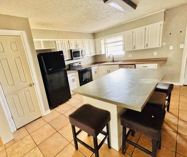 Building Photo - 500 W Kiowa Ave