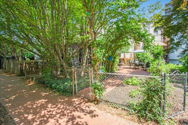Building Photo - Charming Capitol Hill House| Don't miss the 3D-TOUR!