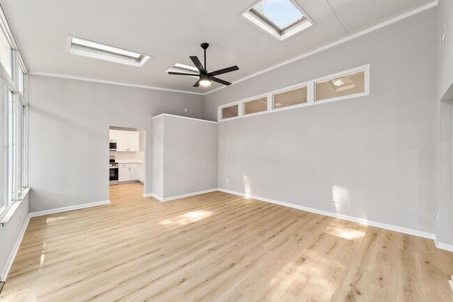 Building Photo - Beautifully Renovated 3 Bed 2 Bath Home in...