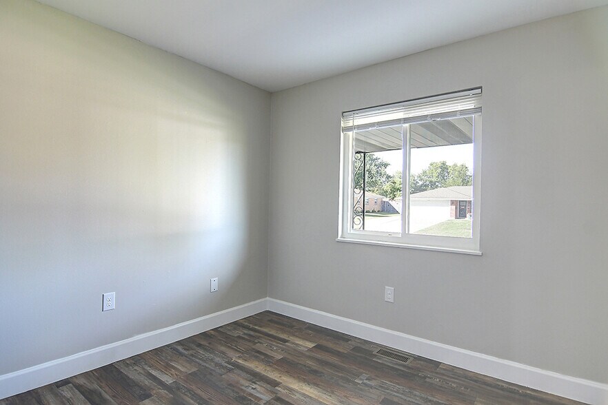 Building Photo - 2306 Southlea Dr