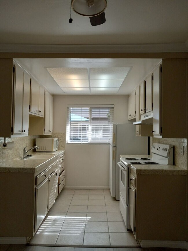 Building Photo - Location is Everything!  2 Minute Walk to ...