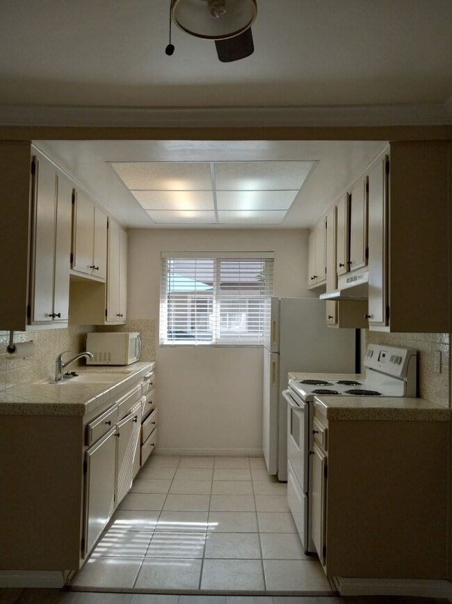 Building Photo - Location is Everything!  2 Minute Walk to the Sand of Mission Bay from Your Front Door!