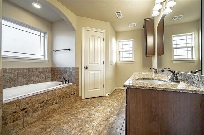 Building Photo - 2005 SW Birch St