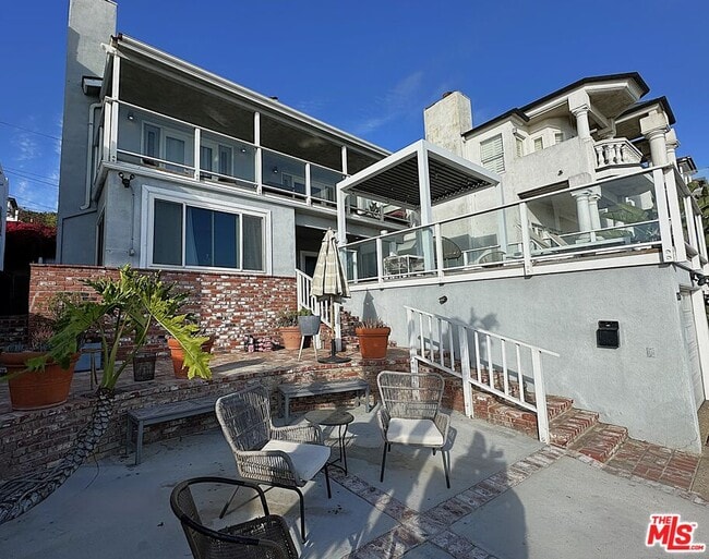 Building Photo - 135 Napoleon St