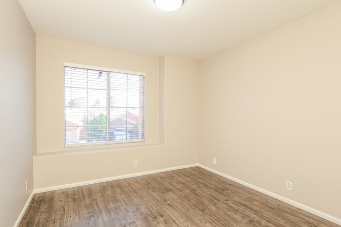 Building Photo - 7712 W Behrend Dr