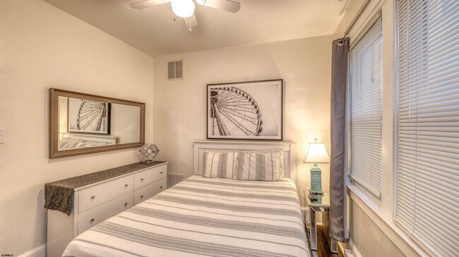 Building Photo - 1102 Wesley Ave