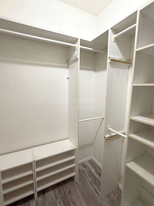 Building Photo - 9786 S La Rosa Dr