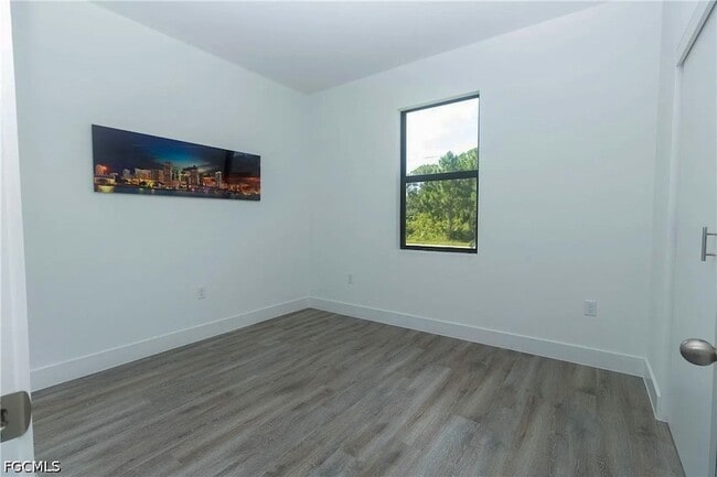 Building Photo - 1125 Deauville St E