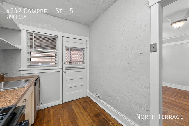 Building Photo - Charming 2BR in South Hyde Park – Where Hi...