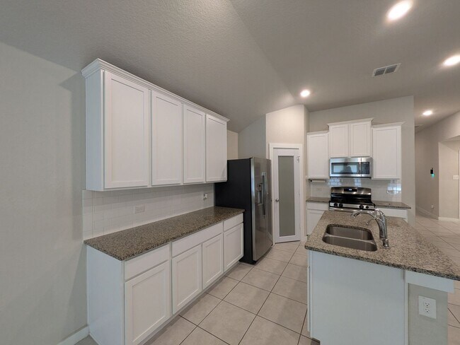 Building Photo - 1 story gem with quick access to Randolph!!