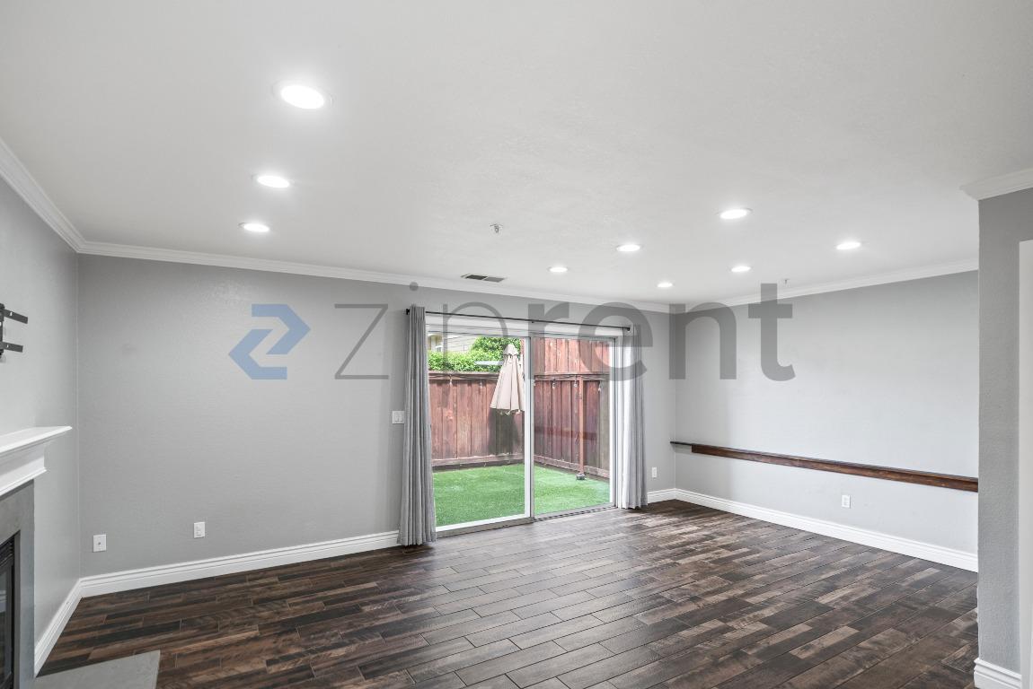 Building Photo - 5045 Hiller Ln