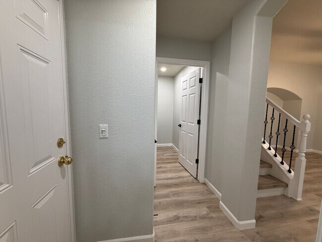 Building Photo - Lovely Laguna Pointe Condo!