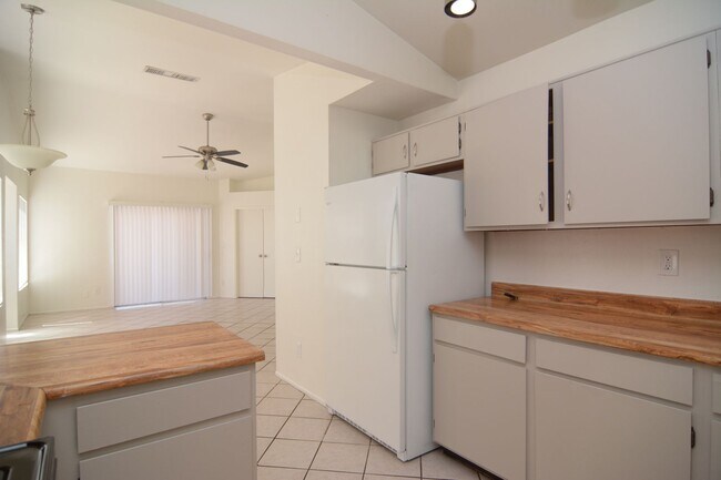 Building Photo - Updated 3  Bedroom 2 Bath Home! Located in Convenient South Tucson Location!