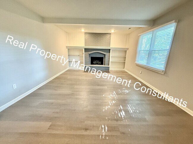 Building Photo - 3 Bed 2 Bath Modern Home in Prime Location!