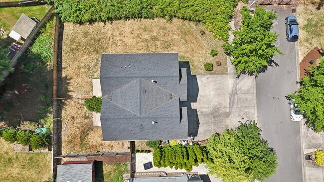 Building Photo - 4 bedroom 2.5 bath home
