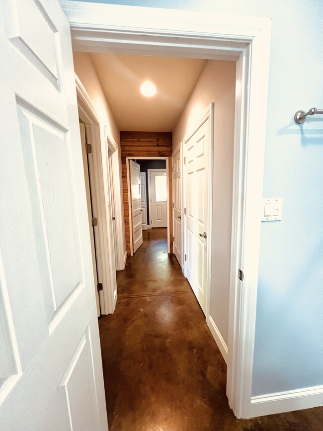 Building Photo - 567 W King St