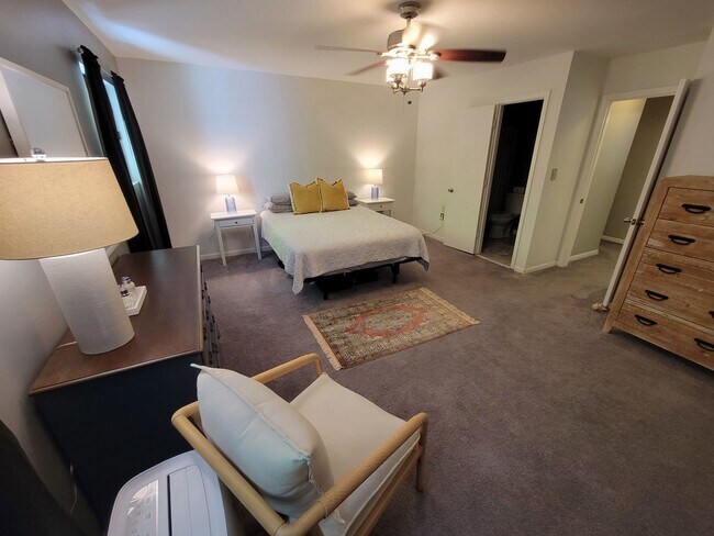 Building Photo - 2 Bed, 2.5 Bath Condo Available in Greenville