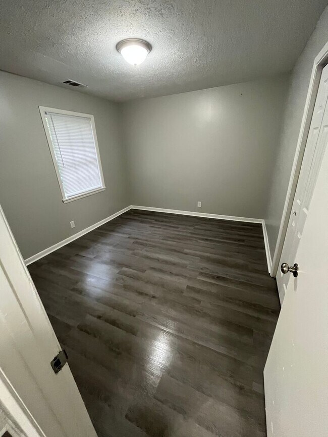 Building Photo - 902 Preston St