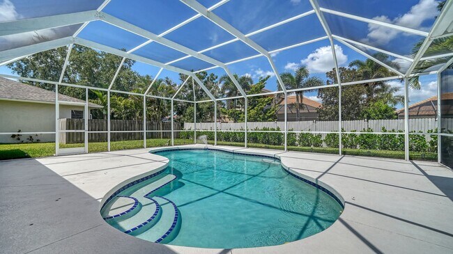 Building Photo - 4-Bedroom Home with Pool in Eastlake Commu...