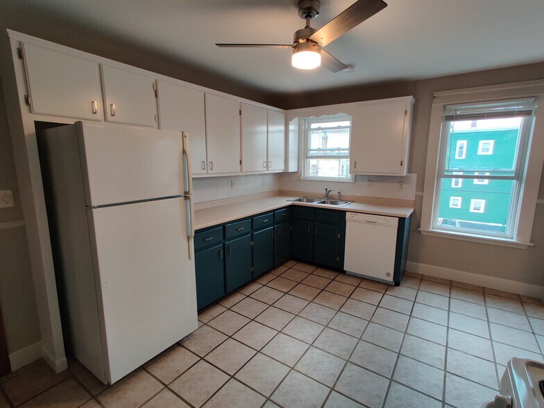 Kitchen - 578 Dubuque St