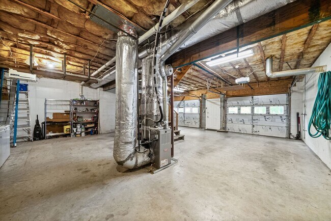 Building Photo - Pet Friendly Three Bedroom!