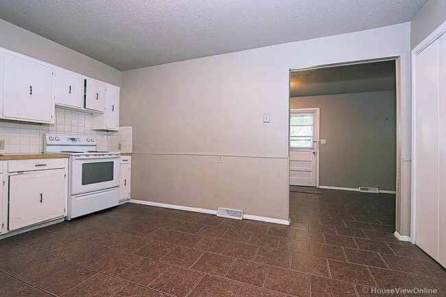 Building Photo - 1105 South West End Boulevard