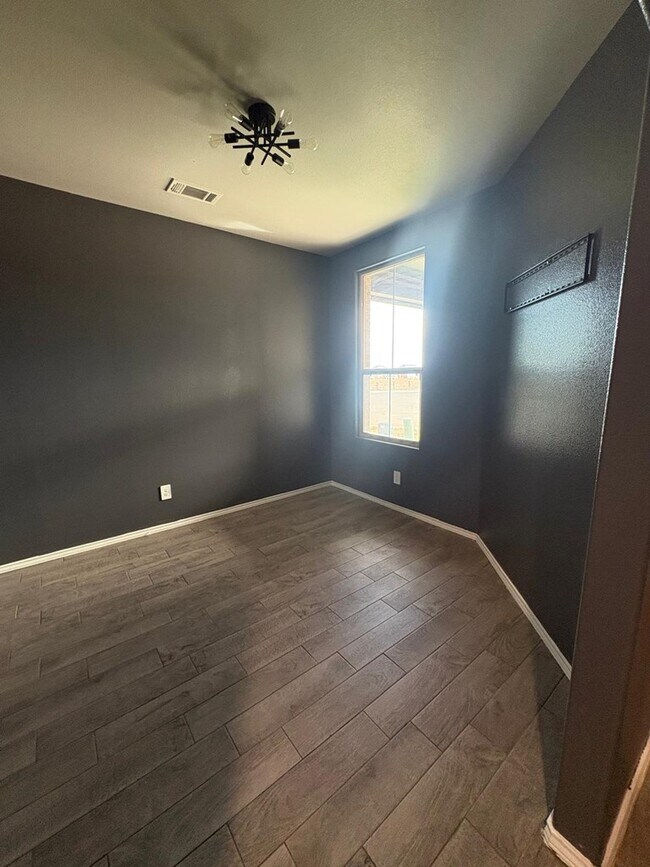 Building Photo - 2027 Ebbets Dr