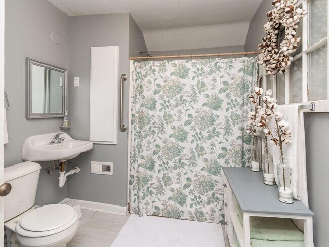 Building Photo - 5638 University Ave