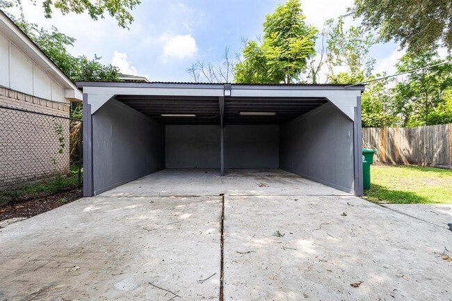 Building Photo - 2806 Holman St