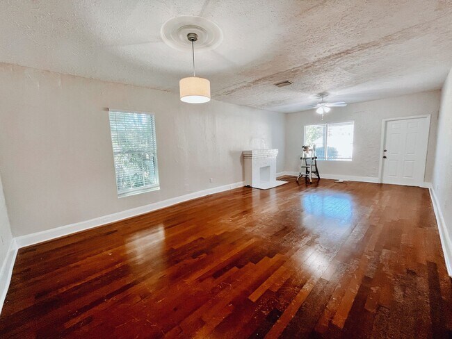 Building Photo - 3 BED/2 BATH Historic Home Available NOW!