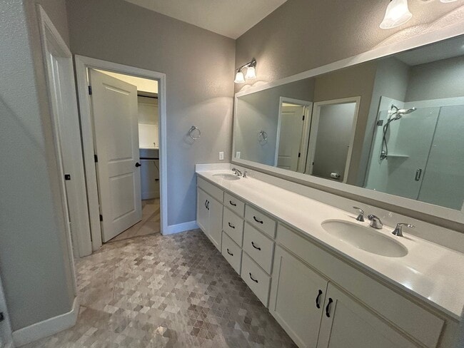 Building Photo - Brighton Oaks Beauty Just Steps from Downt...