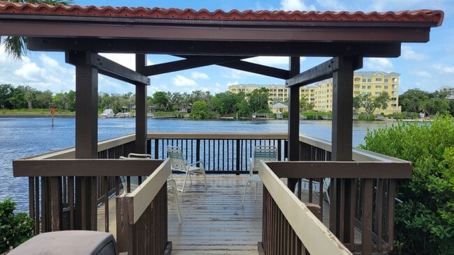 Building Photo - Annual/Seasonal turnkey furnished 2/2 end townhome in waterfront community by Siesta Key!