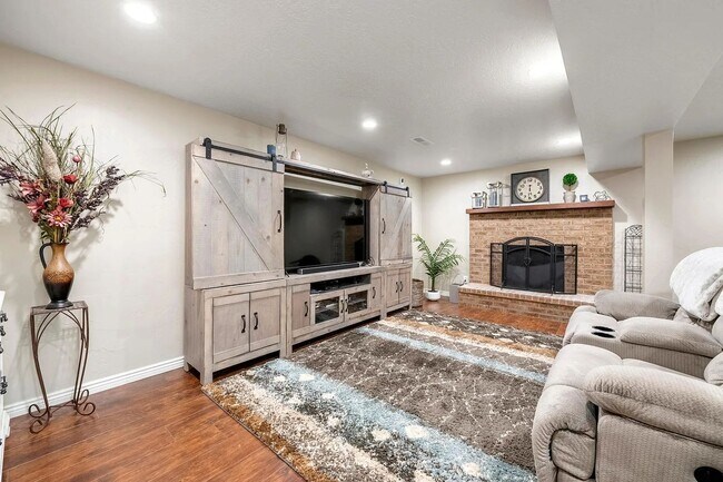 Building Photo - Beautiful 4 Bedroom Home in Sandy!