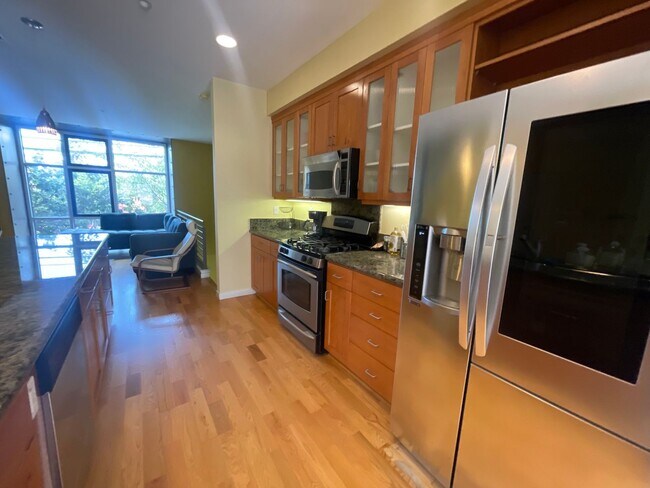 Building Photo - Spacious 3 bedroom / 2.5 Bath Apartment in...